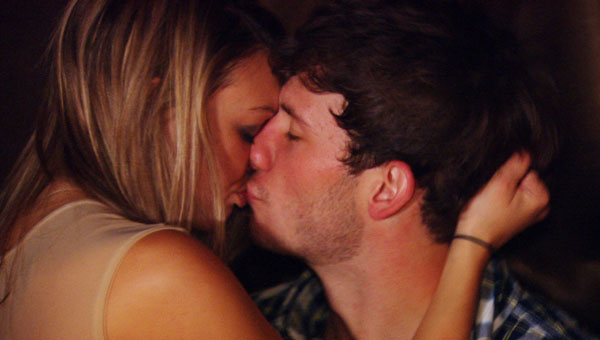 heather kissing dustin
